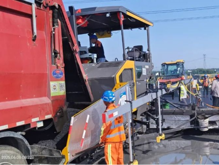 8台安迈ABG 8820摊铺机参与锡宜高速改扩建